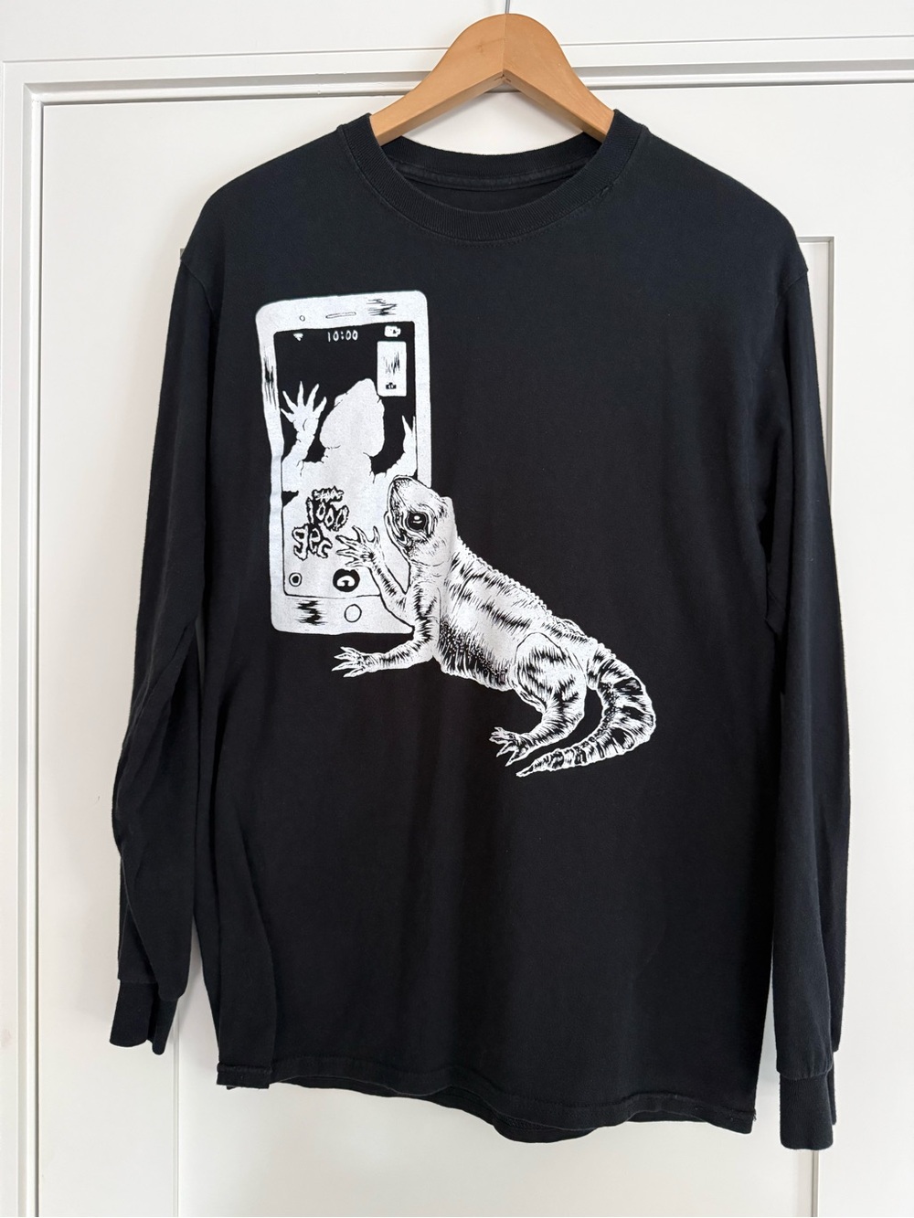 100 Gec Black Long Sleeve Graphic Band Tee with Gecko Phone Design Size Medium